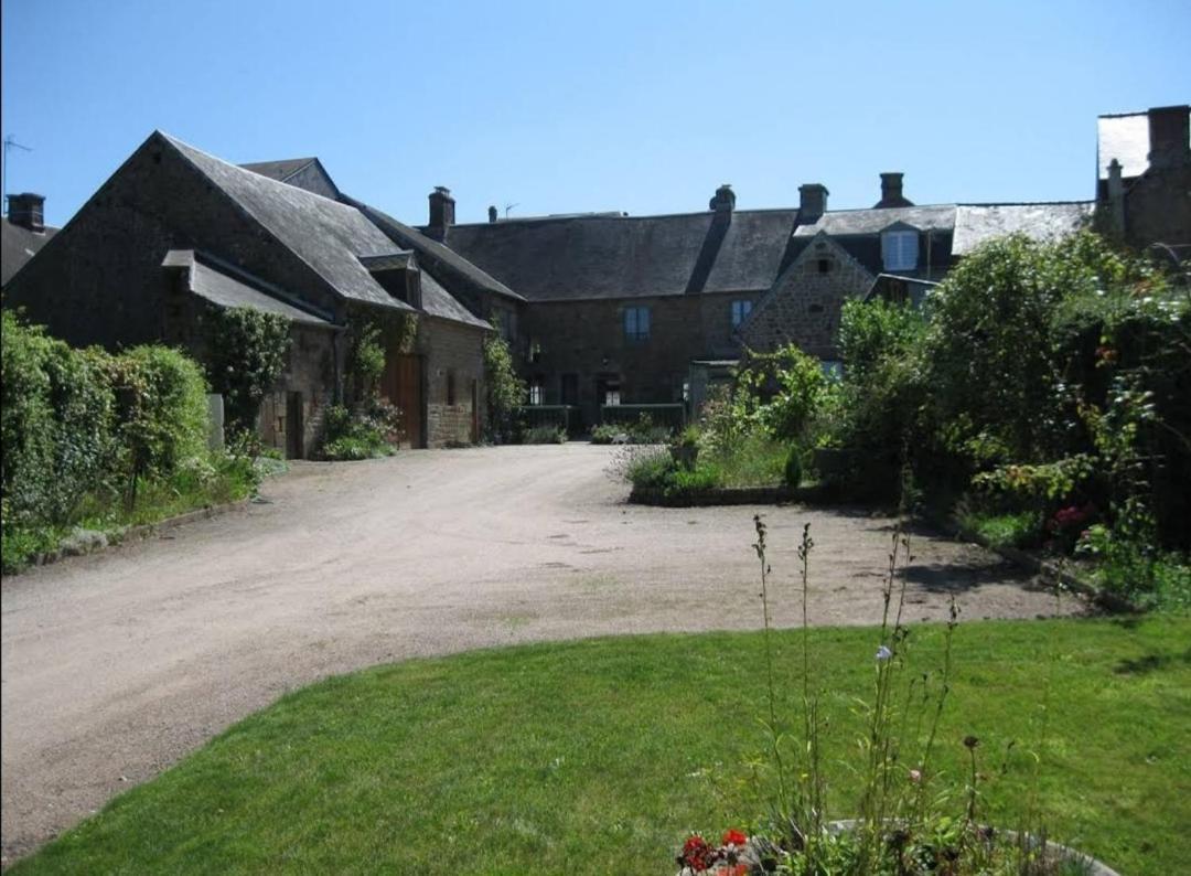 Le Cheval Blanc Hotell Carrouges Eksteriør bilde